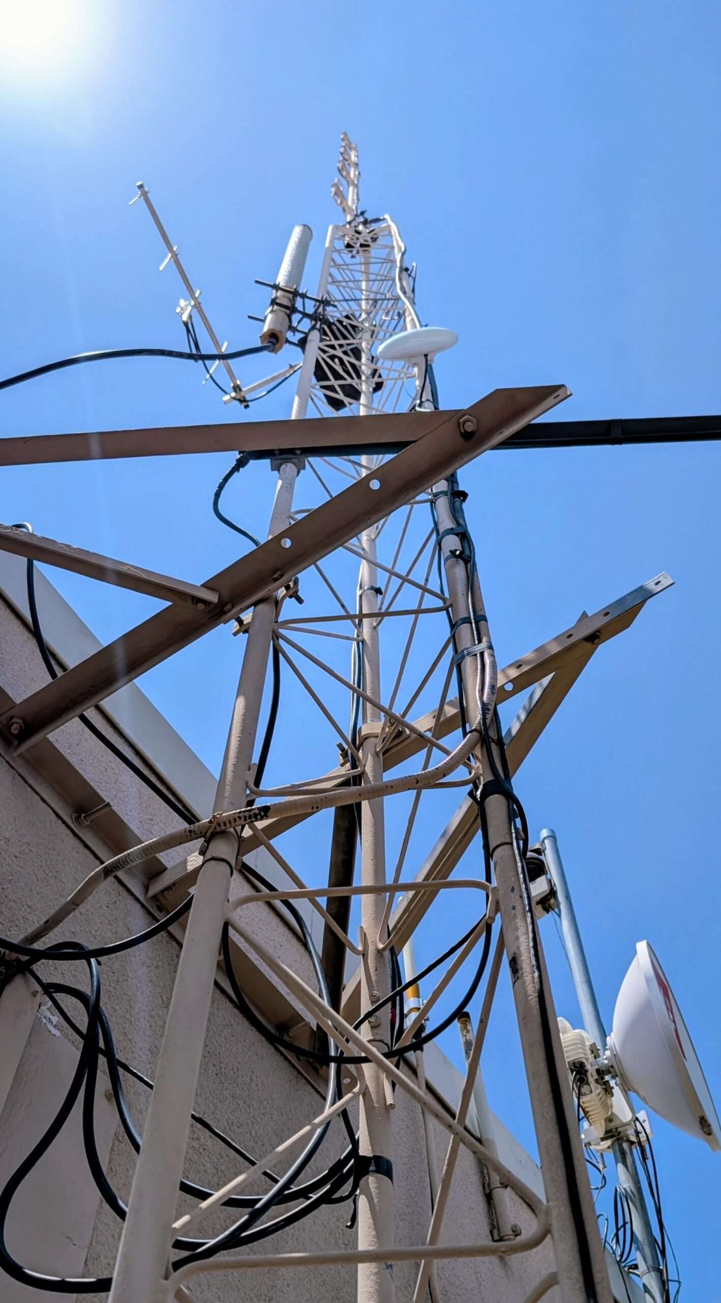 NY7S' 48-foot tall repeater mast and antenna